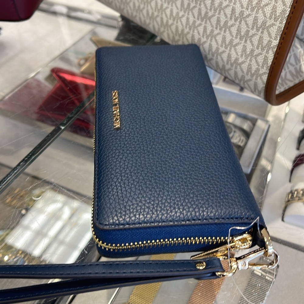 MICHAEL KORS LARGE TRAVEL CONTINENTAL WRISTLET WALLET NAVY BLUE COLOR
NWT - Picture 7 of 16
